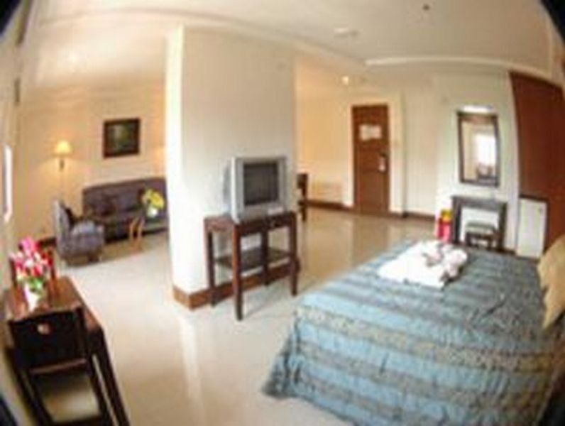Cherry Blossoms Hotel Manila Exterior photo