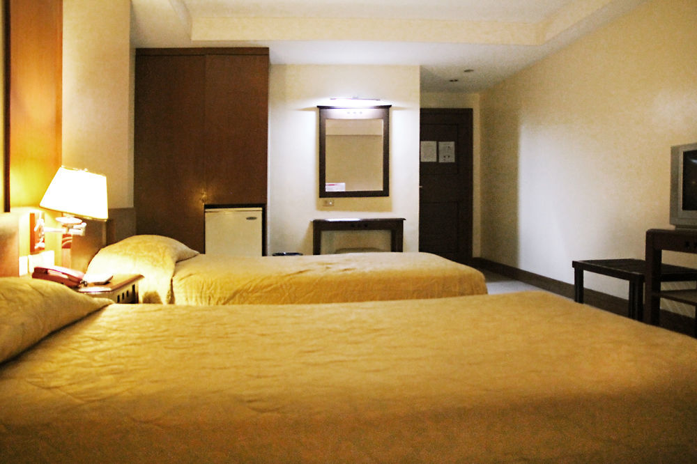 Cherry Blossoms Hotel Manila Exterior photo