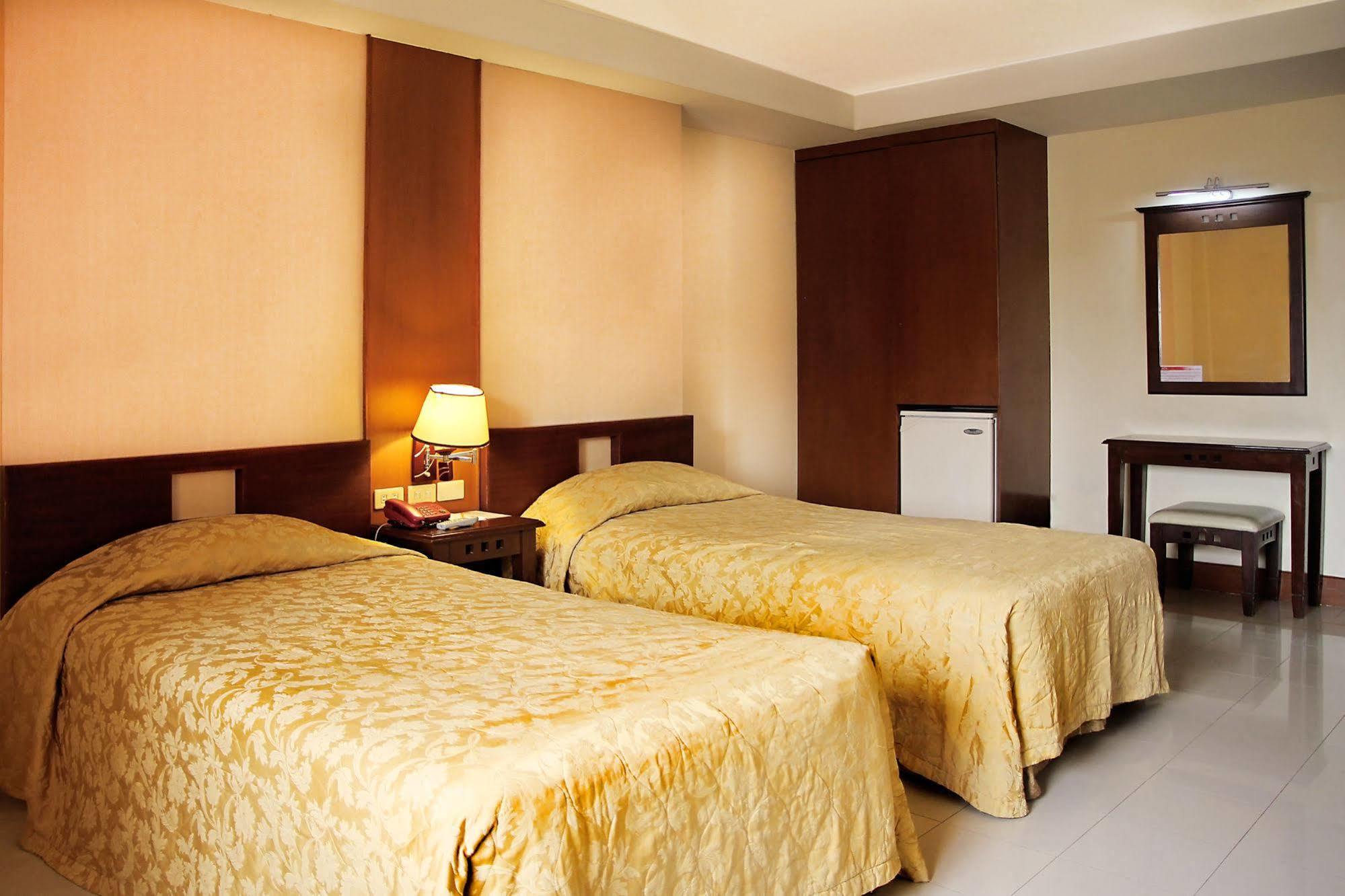 Cherry Blossoms Hotel Manila Exterior photo