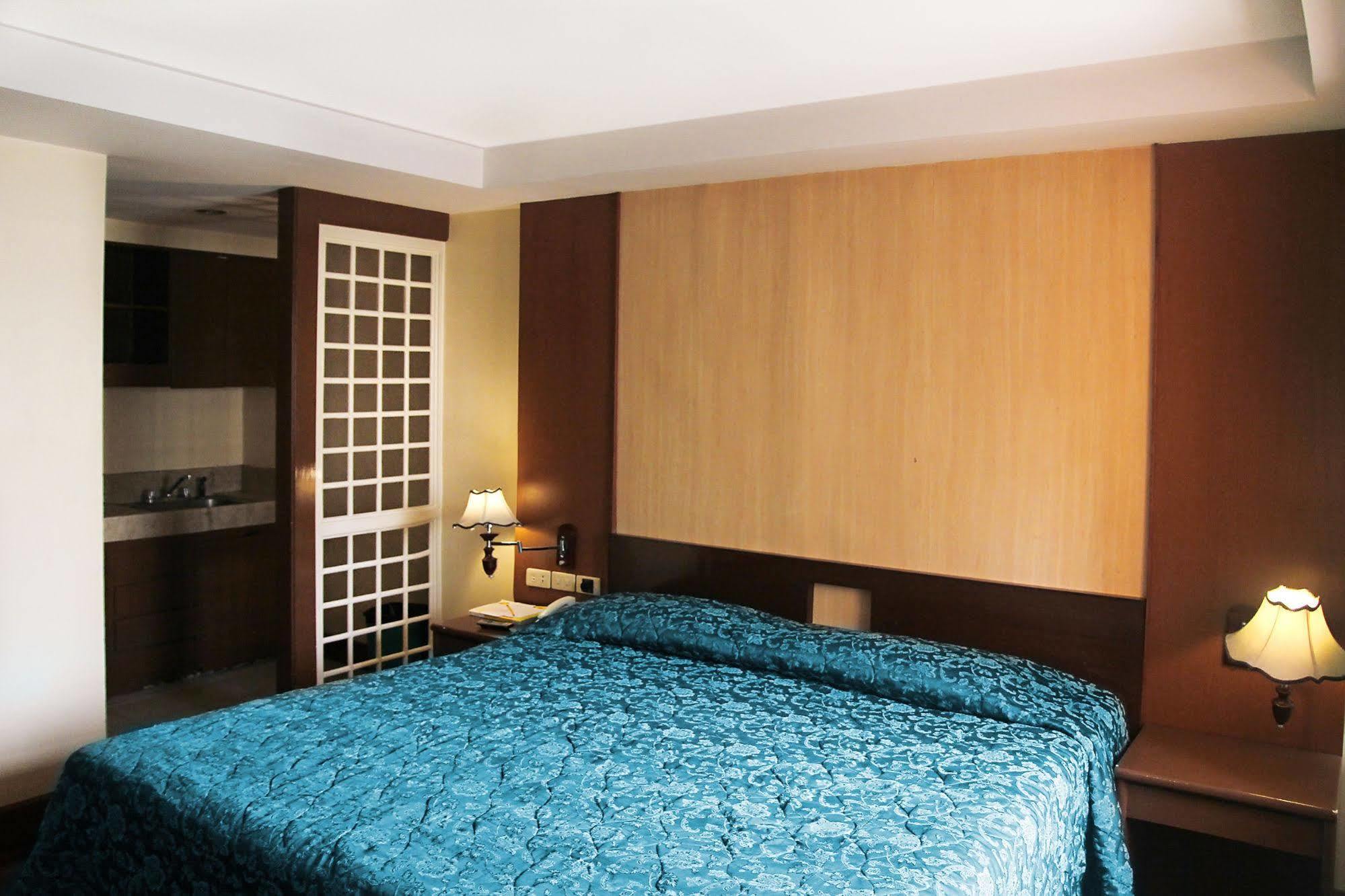 Cherry Blossoms Hotel Manila Exterior photo