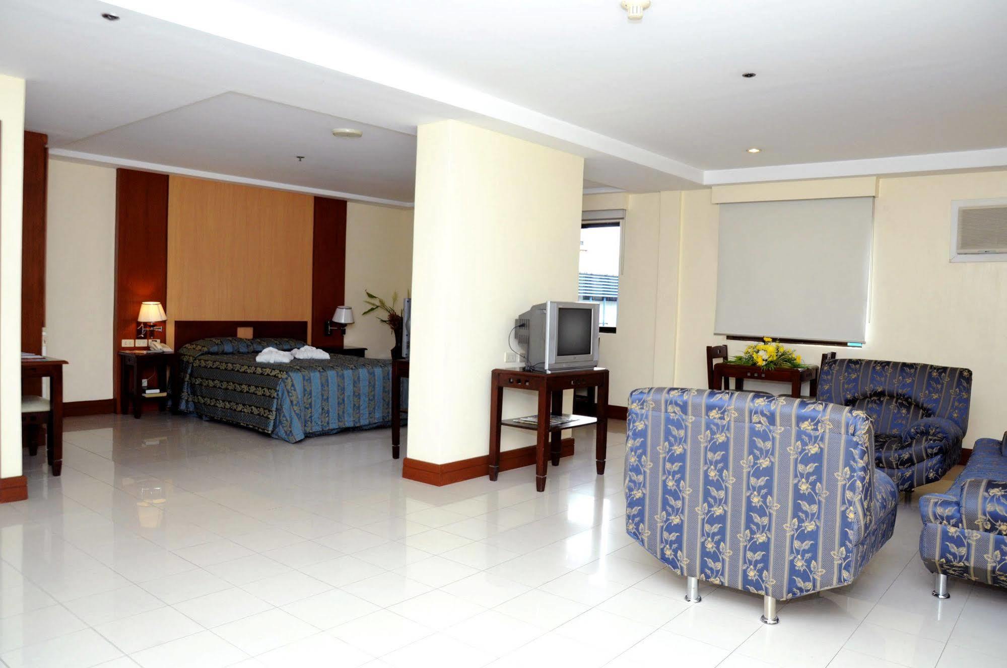 Cherry Blossoms Hotel Manila Exterior photo
