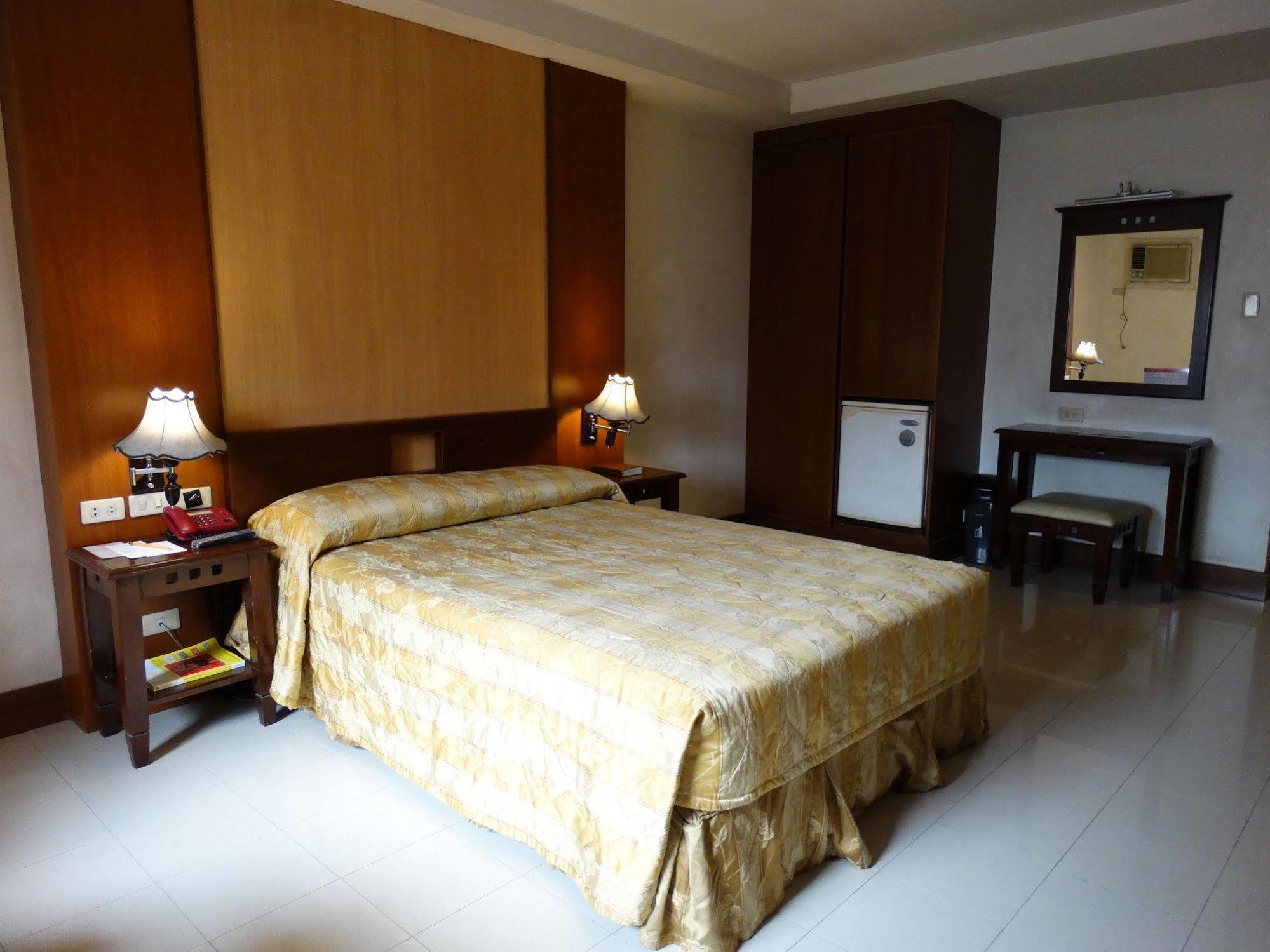 Cherry Blossoms Hotel Manila Exterior photo