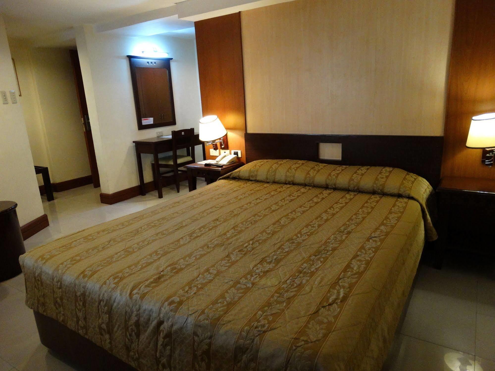 Cherry Blossoms Hotel Manila Exterior photo