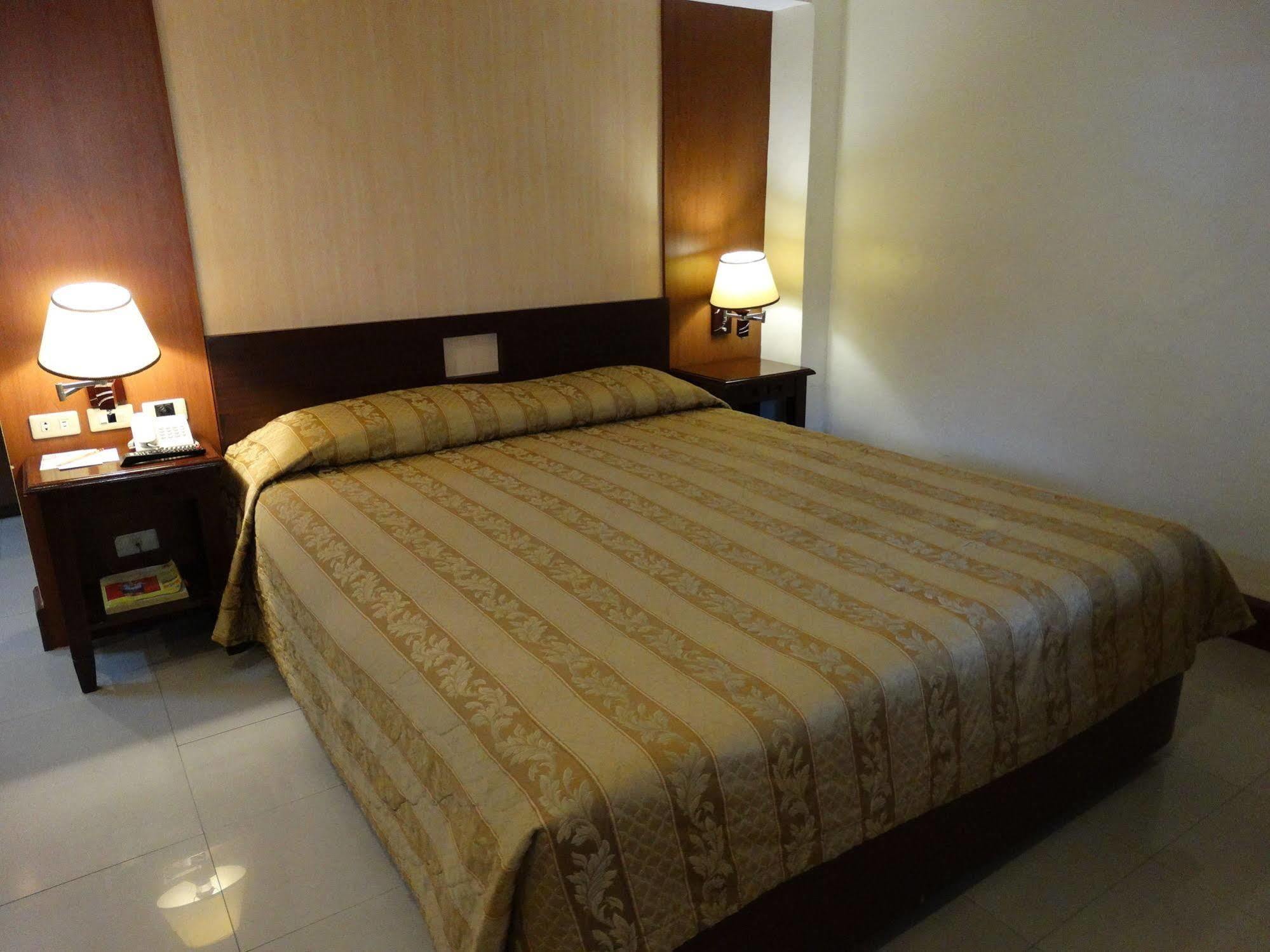 Cherry Blossoms Hotel Manila Exterior photo